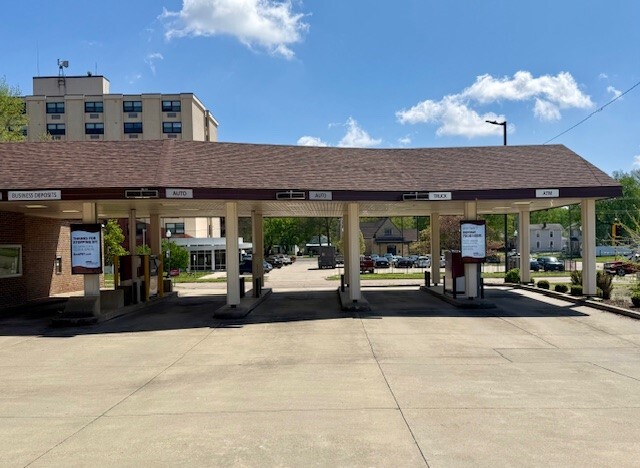 Peoples Bank & Trust dual outdoor digital displays at the Pana, Illinois headquarters drive-thru